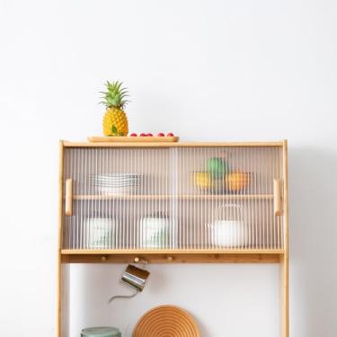 Imagem de briteman Aparador de cozinha de bambu com ganchos, grande despensa de armário de armazenamento com 4 portas de vidro temperado, prateleira de micro-ondas, buffet de armazenamento independente para