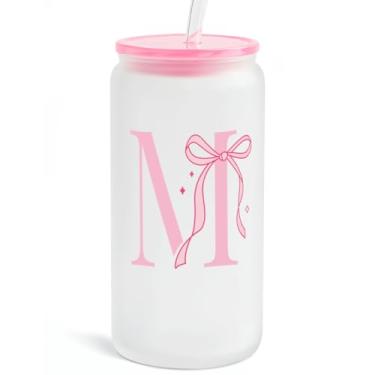 Imagem de SANDJEST Copo de vidro monograma com tampa de acrílico e canudo, copo de café gelado fosco personalizado 473 ml, monograma presentes iniciais para mulheres meninas no aniversário (M)