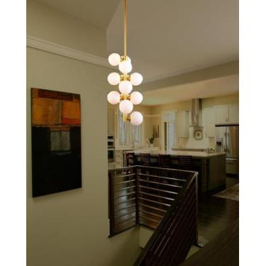 Imagem de Pendente vertical moderno dourado com bola branca leitosa para 12 lâmp