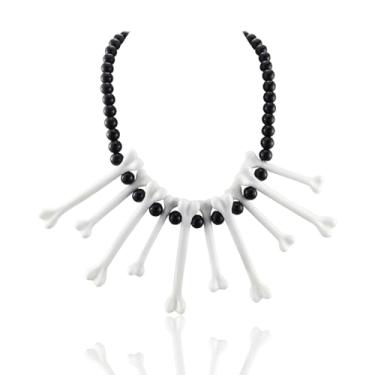 Imagem de kepvrio Colar de ossos de Halloween para mulheres, vintage, com pingente de crânio, osso de Halloween, marfim e dente de mão, gargantilha de Halloween, colar pré-histórico, bijuteria de fantasia de