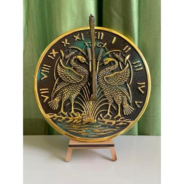 Imagem de IOTC ARMOURY Relógio de sol de jardim de cisne de latão - decoração de casa e exterior em latão maciço com destaques verdigris - presente de aniversário, presente de casamento, relógio de sol para