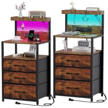 Imagem de SZLHANJZ Conjunto de 2 mesas-de-cabeceira com tomada e porta USB C, mesa de cabeceira de quarto com luzes de LED e 3 gavetas de tecido, mesas de cabeceira combinando, mesas de cabeceira com ganchos