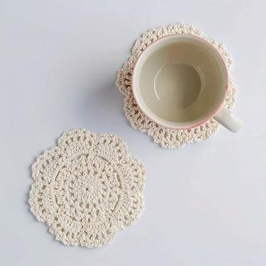 Imagem de Porta-copos de crochê florais vintage, porta-copos redondos vintage, jogo americano resistente ao calor, toalhas de mesa e decorações de mesa de jantar - perfeito para casa (bege - 4 peças)