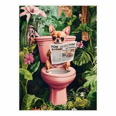 Imagem de Pôster artístico Chihuahua sentado em um banheiro aberto lendo um jornal – decoração engraçada de banheiro e banheiro, estampa de animal de estimação retrô, arte humorística para animais de estimação