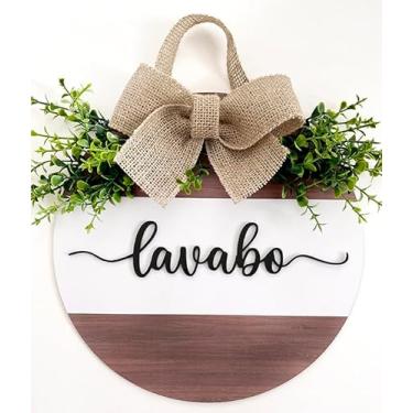 Imagem de Tok Decor Quadros - Placa de porta guirlanda em MDF e acrílico com laço rústico e folhas artificiais, Lavabo em alto relevo, 28x28 cm