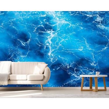 Imagem de Papel de parede com ondas e água azul como fundo. Natureza de verão paisagem marítima com água como fundo, mural abstrato de fundo azul oceano