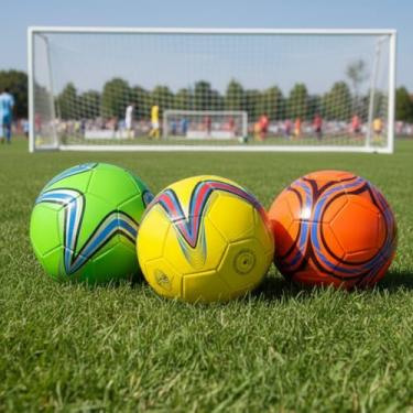 Imagem de Bola de Futebol de Campo Oficial, Tamanho 5, Material PVC/Vinil, 22cm, 265g, Cores Sortidas, para Treinos e Jogos