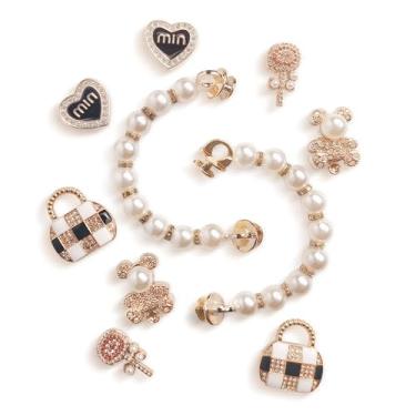 Imagem de Janyortrenner Pingentes de sapatos brilhantes para mulheres, 10 peças de acessórios dourados com strass, corrente de pérolas, urso, mini bolsa, coração, decoração de flores para sapatos de tamanco