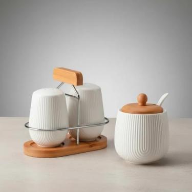 Imagem de Kit Oásis Açucareiro, Saleiro e Pimenteiro em Cerâmica Branca com Base de Bambu, 3 Peças com Colheres, Design Moderno com Textura Ondulada