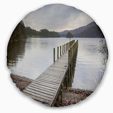 Imagem de Designart Jetty on Lake District' Ponte Marítima de madeira sala de estar, sofá, almofada de alta qualidade + capa de almofada impressa em ambos os lados 40,6 cm
