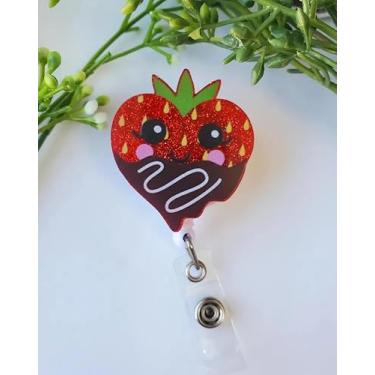 Imagem de Carretel de crachá de morango retrátil, clipe de crachá de identificação de enfermagem com cordão de nylon durável de 61 cm suporte de crachá de morango para RN CNA LPN MA trabalhador médico estudante