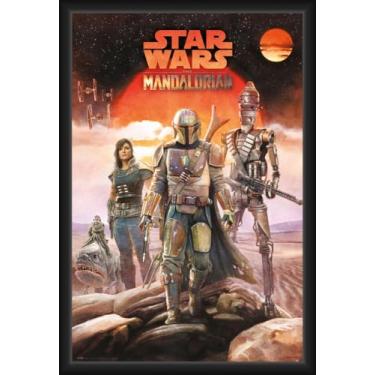 Imagem de BUY ART FOR LESS Pôster artístico emoldurado oficialmente licenciado The Mandalorian - Crew - 61 x 91 cm - Moldura de madeira projetada resistente com vidro plexi - Pronto para pendurar