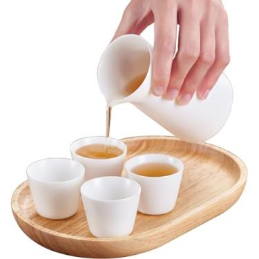 Imagem de JOEUQK O conjunto de saquê japonês inclui 1 garrafa de saquê, 4 peças de copos de saquê e 1 bandeja, conjunto de copos de saquê de cerâmica tradicional, 6 peças