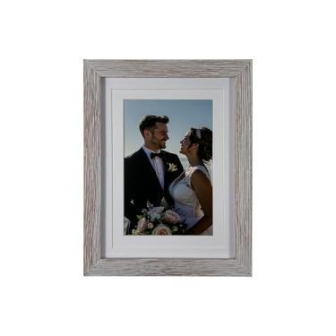 Imagem de Mekenluo Porta-retrato rústico retrô de madeira 15 x 20 cm com suporte de parede de acrílico e exibição de mesa, moldura feita à mão com tapete para exibição de fotos de formatura, imagem de família