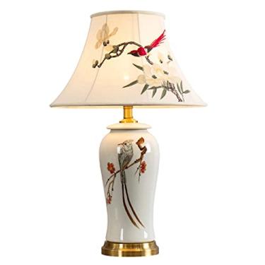 Imagem de Abajur de mesa grande em cerâmica oriental com cúpula bordada em tecido, ideal para quarto ou mesa de cabeceira. Luminária de leitura em porcelana de Jingdezhen para decoração de interiores.