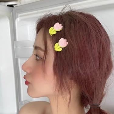Imagem de 1 par de grampos de cabelo de flores cuidadosamente projetados com acessórios de cabelo na parte de trás da cabeça