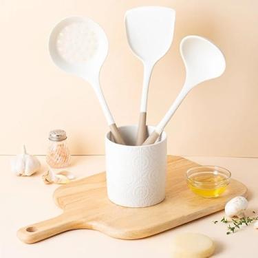 Imagem de Conjunto de utensílios de cozinha de silicone de 3 peças, com cabo de madeira resistente ao calor, espátula de silicone antiaderente, concha viradora, pode ser lavada na lava-louças (branco e marrom)
