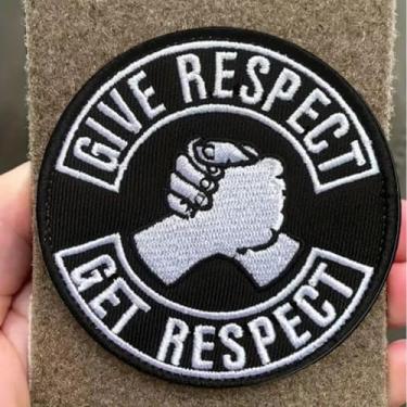 Imagem de Patch Give Respect-Get Respect, emblemas bordados com memes engraçados, remendo de moral militar tático com suporte de gancho de fixador, acessórios de aplique para mochilas, coletes, jaquetas, jeans