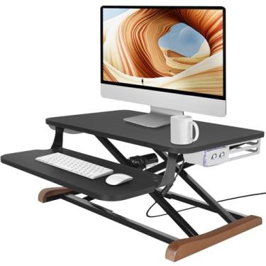 Imagem de Conversor elétrico de mesa com bandeja de teclado, 66 x 40 cm, altura ajustável para sentar para ficar em pé com capa lateral exclusiva e pés de madeira, pequeno elevador de monitor motorizado para