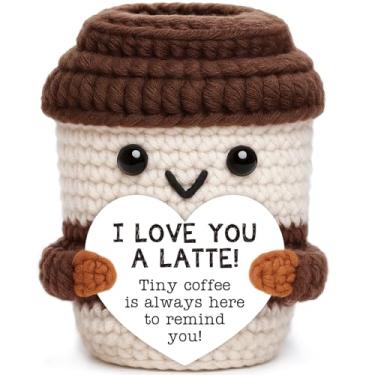 Imagem de OCCdesign Xícara de café de crochê feita à mão – I Love You a Latte, presente engraçado para amantes de café, colega de trabalho e dia do chefe, Papai Noel secreto, estoque de meias, decoração de