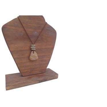 Imagem de Stone House Biojóias - Colar com Pedras - pingente com pedra marrom, detalhes (passantes) em tons do pingente e verde - fio camurça marrom com 86m aproximadamente, tamanho ajustável - Peça Artesanal e Exclusiva