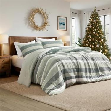 Imagem de Regency Heights Conjunto de edredom e fronha King listrado de 3 peças – Roupa de cama reversível de microfibra escovada macia para todas as estações, leve e respirável, lavável na máquina, sálvia