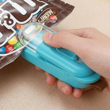 Imagem de Mini seladora de bolsa, mini seladora e cortador 2 em 1, máquina de revenda portátil para sacos plásticos, armazenamento de alimentos, lanches frescor - azul (2 pilhas AA não incluídas)