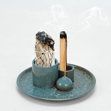 Imagem de Conjunto de suporte de incenso de cerâmica com bandeja decorativa, branco, design de padrão intrincado, 14 x 14 x 5 cm, para palitos, cones, palo santo, sálvia (azul)