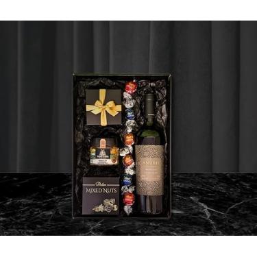 Imagem de Cesta de Presente G&O Black Gift, com Vinho Anubis Reserva 750ml, Bombons Lindt, Mix de Nuts, Caponata Italiana