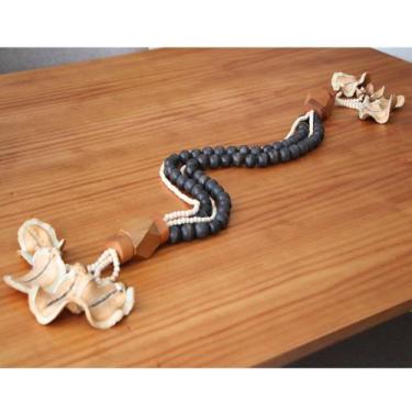 Imagem de Colar de Mesa Decorativo Naru 117 cm Moderna Mobília, Preto/Natural