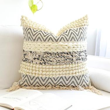 Imagem de BlissBlush Capa de almofada boho amarela preta 50 x 50 cm, almofada decorativa com detalhes neutros para sofá, fronha texturizada quadrada tecida, almofada boho moderna para cama, capa de travesseiro