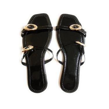 Imagem de Sandália Rasterinha Feminina, Verniz Preto, Tiras Ajustáveis com Fivelas Douradas, Sola Plana, 38.