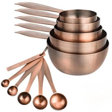 Imagem de SUNMVEHOT Conjunto de copos e colheres medidores banhados a cobre, 5 copos medidores de aço inoxidável e 5 colheres de medição de metal com nivelador, conjunto de copos e colheres métricos de cozinha
