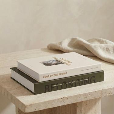 Imagem de ZICOTO Lindas caixas de livros decorativas – Conjunto de 2 livros falsos com tampas, armazenamento coberto de papel para mesa de centro, estante de livros ou cornija – Oliva – Organizador de fotos e