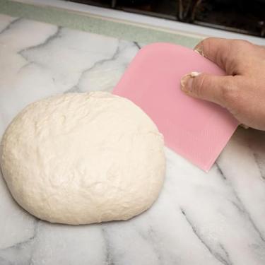 Imagem de Raspador de tigela – Ferramenta de cozinha essencial para padeiros e chefs, plástico PP de grau alimentício, flexível, reutilizável - rosa e branco