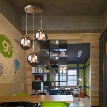 Imagem de Luminária pendente retrô de mesa com esfera de vidro transparente, estilo industrial em bronze antigo, com 3 lâmpadas e altura ajustável, ideal para ilha de cozinha, sala de jantar, sala de