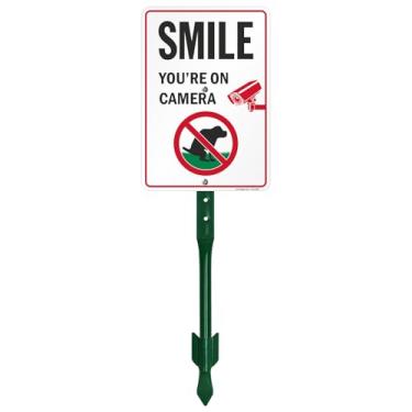 Imagem de SmartSign Placa de quintal "Smile You're On Camera" com símbolo sem cocô de cachorro - Placa de 17,8 cm x 25,4 cm com estaca resistente, placa de alumínio de 40 mm, kit de sinal/estaca de 53 cm de