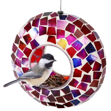 Imagem de Sunnydaze Alimentador de pássaros suspenso – alimentador de pássaros decorativo redondo ao ar livre com abertura fly-through e design de mosaico de vidro carmesim – decoração de quintal, deck e varanda – 15 cm
