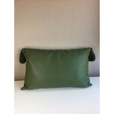 Imagem de Almofada de Couro Snake Dupla Face com Pingente  35 x 52 cm