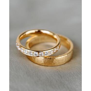 Imagem de Par de Alianças Martelada em Ouro 18k cravejada com pedras de zircônia