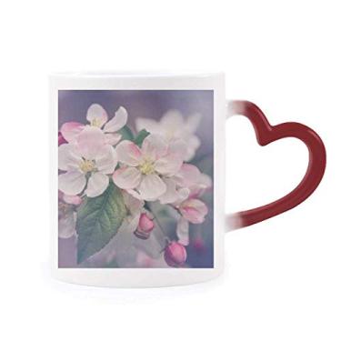 Imagem de Linda caneca rosa com flores brancas sensível ao calor, copo de grés que muda de cor vermelha