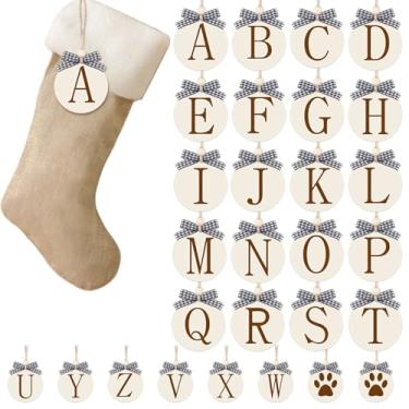 Imagem de Suzile 28 peças de etiquetas de nome de meias de Natal de madeira com miçangas, letras de Natal rústicas, enfeites de pendurar para decoração de casa de fazenda de árvore de Natal (cor de madeira