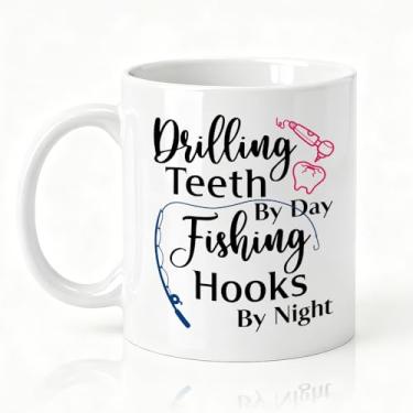 Imagem de SRWNFOS Perfurar os dentes por dia anzóis de pesca à noite caneca engraçada, caneca de café de cerâmica para amantes de pesca, copo de cerâmica para dentista, presentes de agradecimento de Natal para
