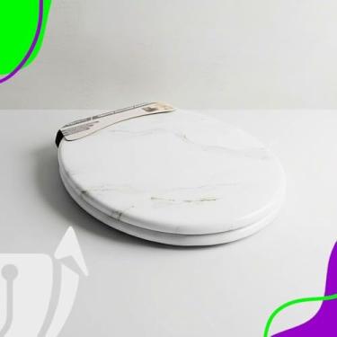Imagem de Assento Sanitário Almofadado com Tampa Estampa Marmorizado - Acolchoado Suave para Banheiro, Antiaderente e Fácil de Limpar, Modelo Universal (MÁRMORE BRANCO)
