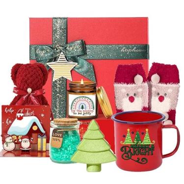Imagem de Conjunto de 8 peças para presente de Natal com caneca esmaltada, meias felpudas, velas perfumadas, urso de pelúcia, árvore decorativa, coleção de relaxamento de férias em vermelho e branco