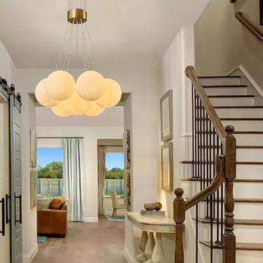 Imagem de Luminária pendente moderna de 13 lâmpadas, dourada, para sala de estar, com cúpula esférica branca. Luminária de teto pequena e esférica, estilo lustre Sputnik, ideal para cozinha, quarto e