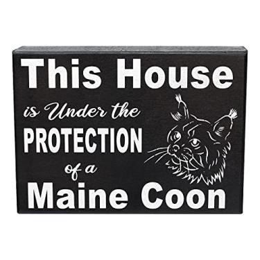 Imagem de JennyGems Maine Coon Gifts, This House Is Under The Protection Of A Maine Coon Placa de madeira Maine Coon, mãe de gato Maine Coon, decoração de prateleira e pendurar na parede, feito nos EUA