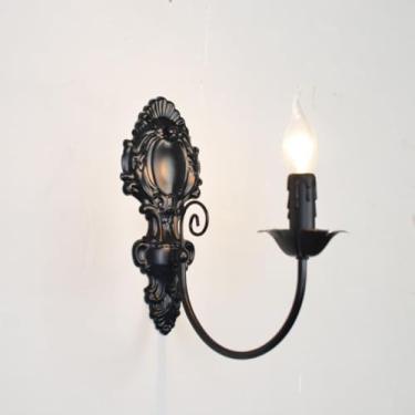 Imagem de Luminária de parede vintage para interiores, com 2 lâmpadas em formato de chama, estilo retrô industrial, na cor preta. Possui cúpula de vidro em formato de vela, ideal para decoração de qua