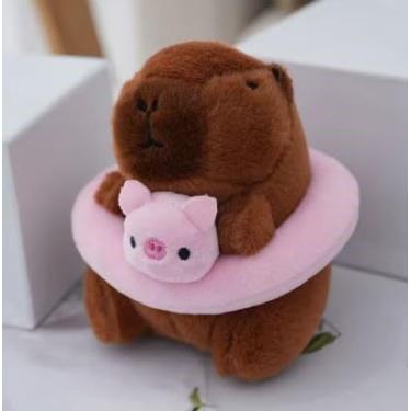 Imagem de Capivara de Pelúcia, bichinho de pelúcia com Boia Rosa de Porquinho – Chaveiro Fofo, Presente Criativo, Macio e Colecionável - 12 cm