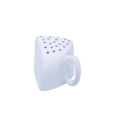 Imagem de Porta Queijo Ralado em Cerâmica: Charme e Praticidade para sua Mesa Adicione um toque de elegância rústica e funcionalidade à sua mesa com o nosso Porta Queijo Ralado em Cerâmica. (Branco)